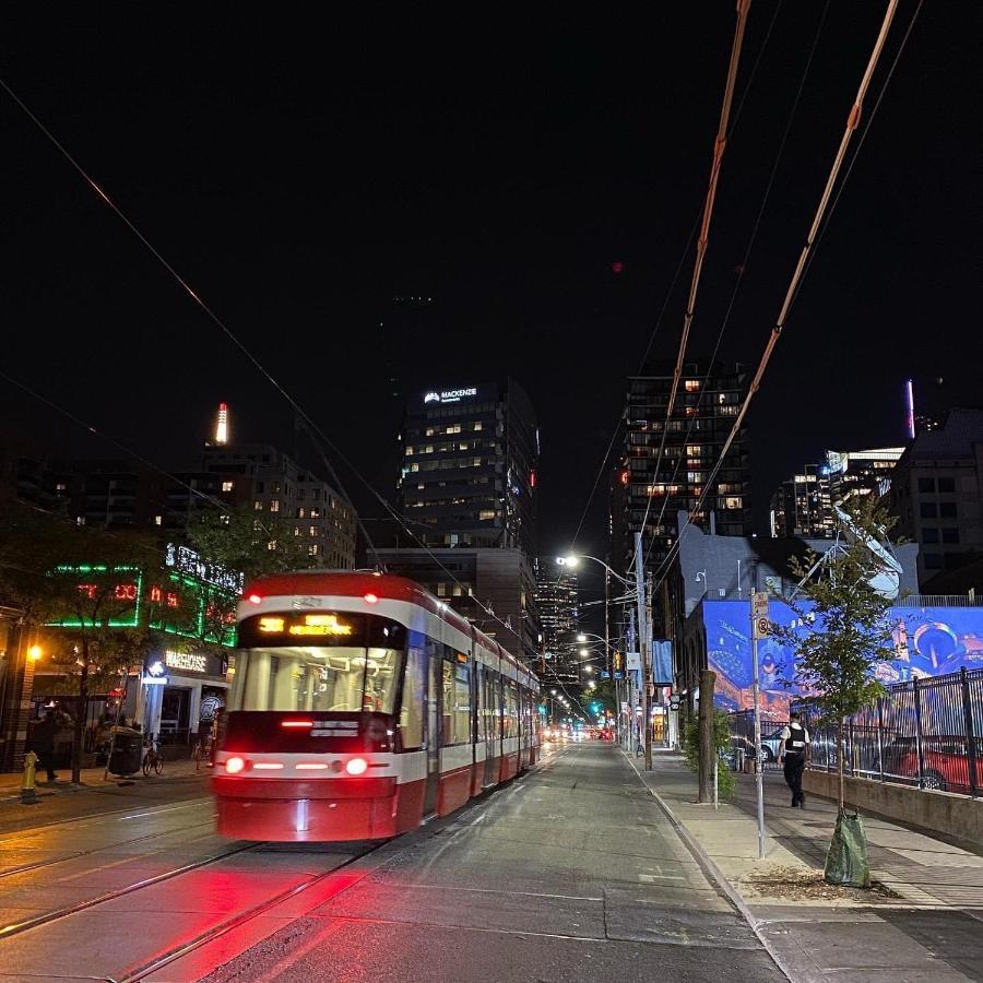 Апартаменты Luxury Adventure Cn Tower/Mtcc/Scotiabank Arena Торонто Экстерьер фото
